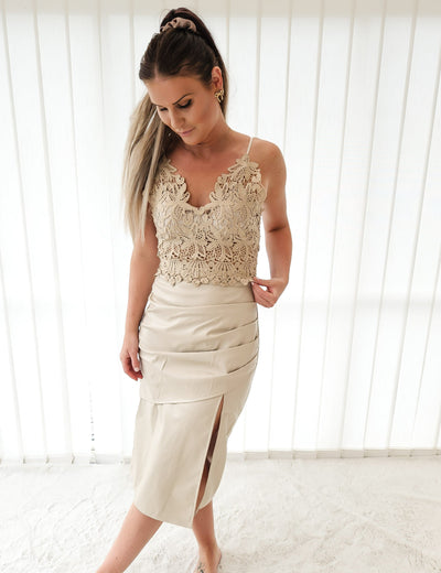 Lange Kunstlederrock in Beige