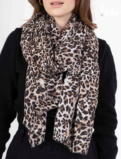 Schal im Leopardenmuster