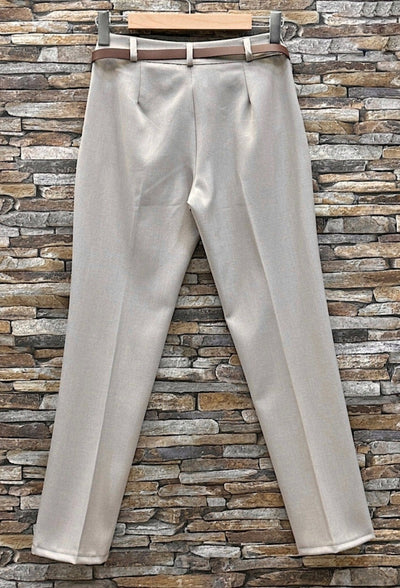 Hose mit Gürtel in Greige