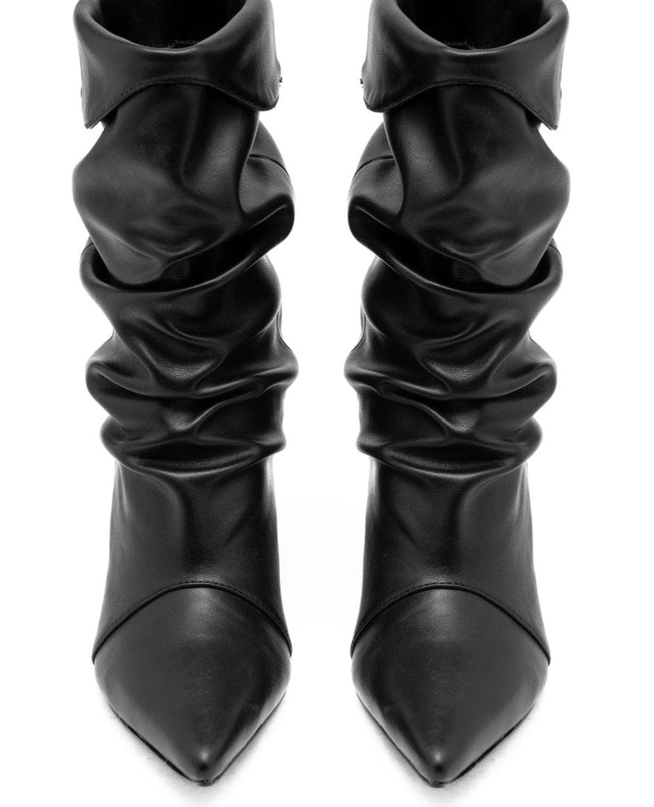 Schwarze plissierte Stiefel aus Kunstleder - niedriger Stilettoabsatz