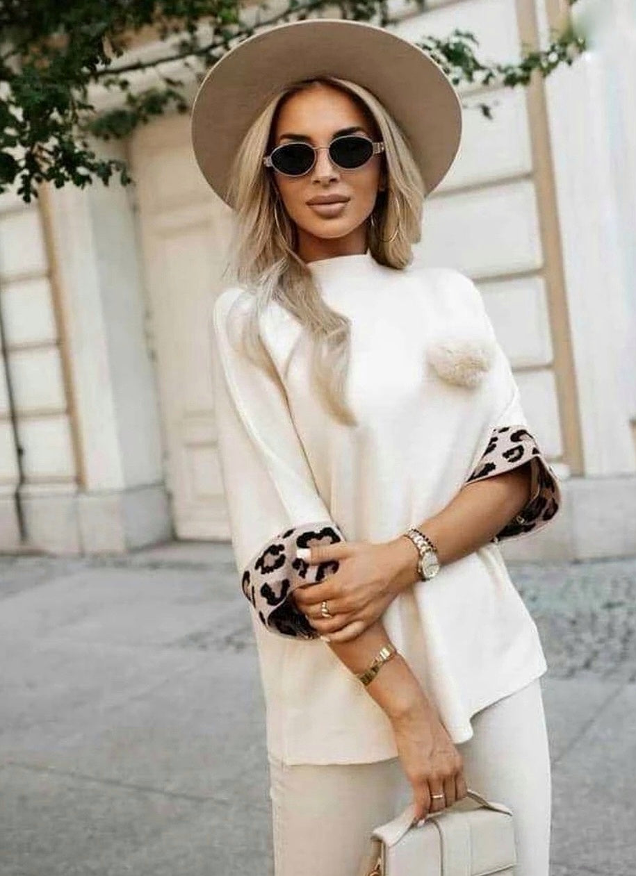 Vit Shirt mit Leopardenmuster an den Ärmelbündchen