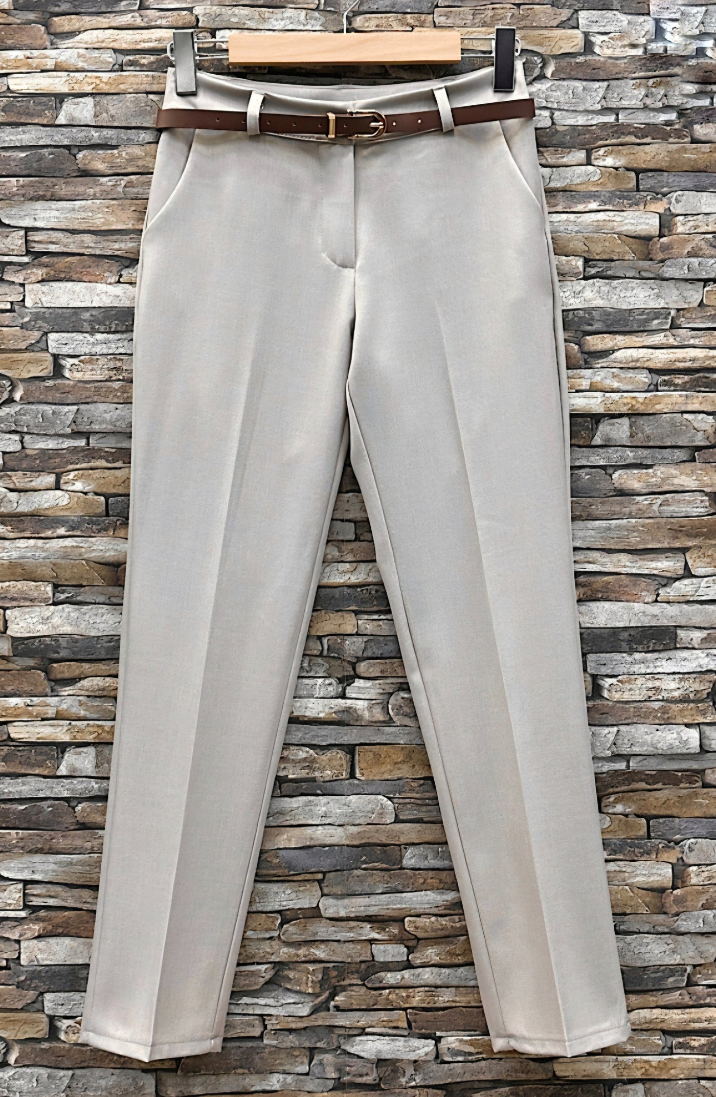 Hose mit Gürtel in Greige