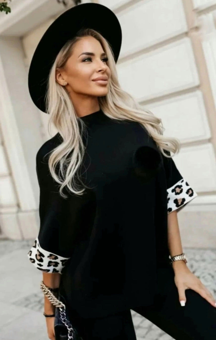 Schwarzes T-Shirt mit Leopardenmuster-Bündchen an den Ärmeln
