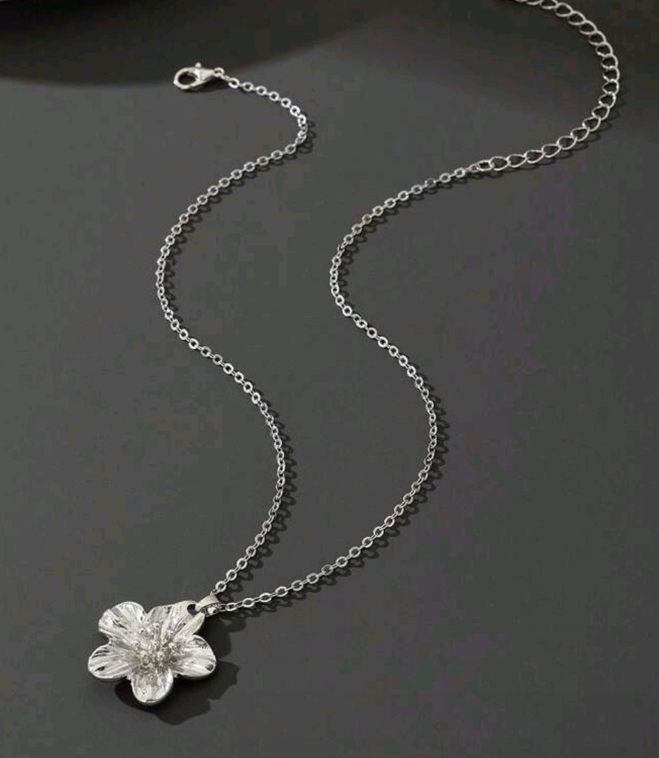 Metall-Halsband mit Blumenmuster in Silber