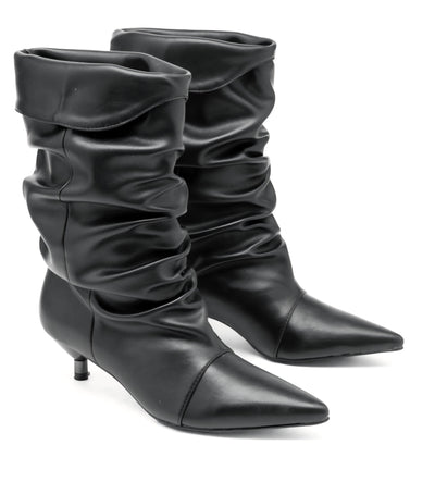 Schwarze plissierte Stiefel aus Kunstleder - niedriger Stilettoabsatz