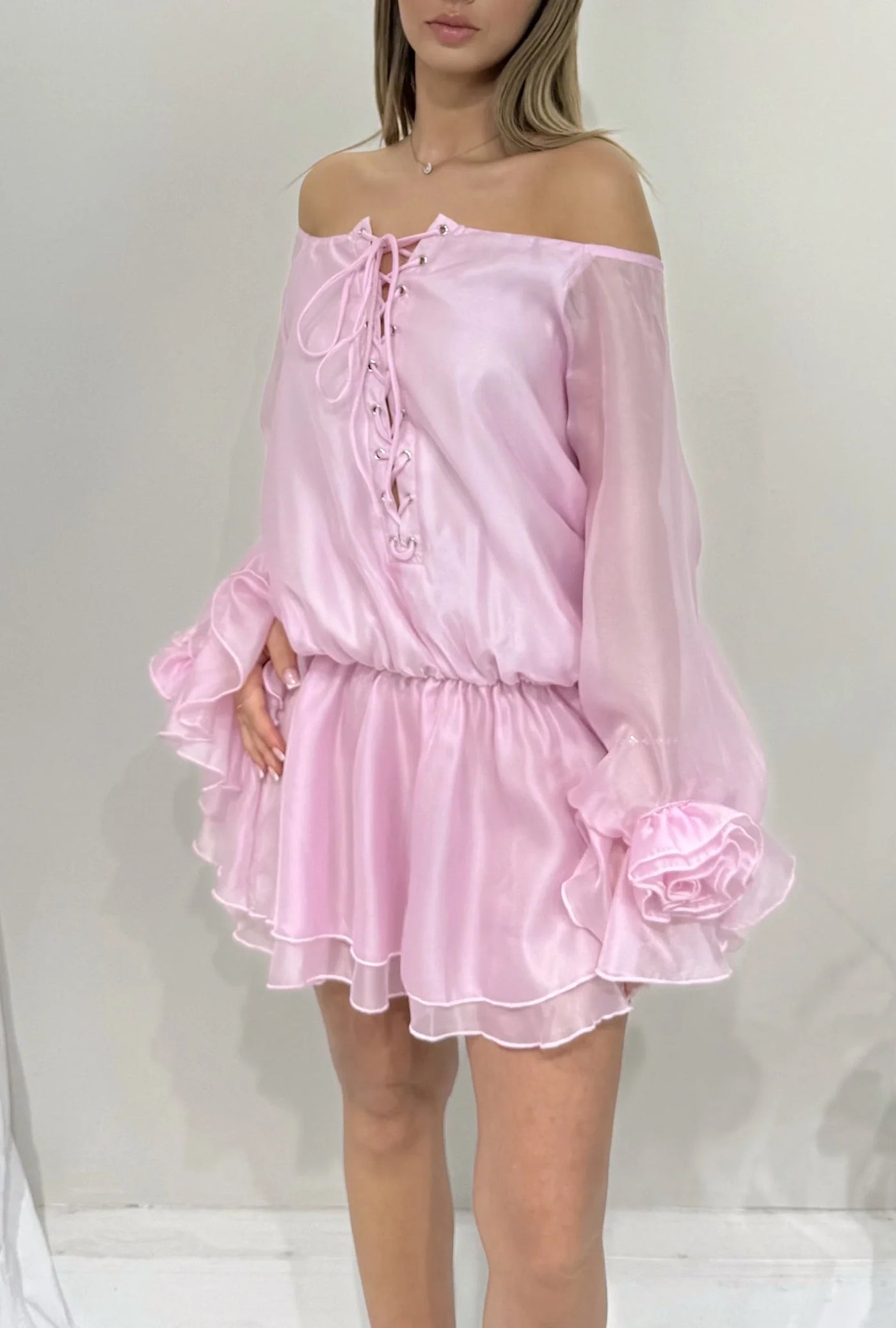 Kurzes Kleid mit Spitze und Blumen Rosa